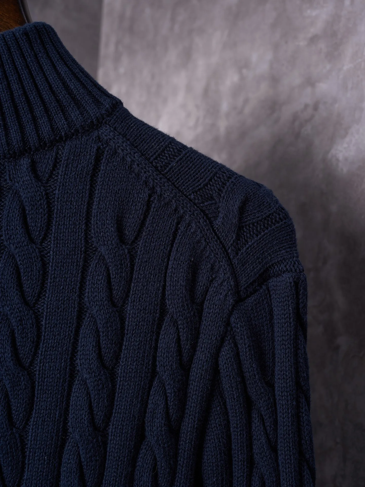 P420 Actual auction] Ralph Lauren/Ralph Lauren embroidered cable knitted half-zip sweater [Ready stock] S M L Zippered half-high collar design, just the right amount of splendor. Interpret high-end style with unique details. Adhere to the timeless elegance and taste. Use imported machine embroidery technology. Use advanced computer control system and precision mechanical components to realize the iconic pony embroidery operation. High precision. Smooth and delicate lines. Three-dimensional cable weaving. Through clever shifting and interweaving of coils, adjacent coils are cross-shifted to form a twisting effect. The lines are smooth and regular. Time-consuming and labor-intensive. Ready-made clothes are washed and softened to remove odors. Use professional washing equipment and specific detergents to deeply clean and deodorize clothes, improve the feel and appearance of clothes, and improve the fit.